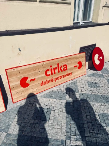 Pro projekt Cirka jsme v REZ design realizovali také hlavní vývěsní štít celého obchodu.