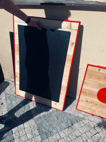 Pro projekt Cirka jsme v REZ design realizovali štíty umístěné vedle vstupu do tohoto bezobalového obchodu.