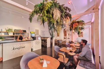 Hlavní prostor jedné karlovarské kavárny, jejíž interiér vznikl ve spolupráci se značkou REZ design.