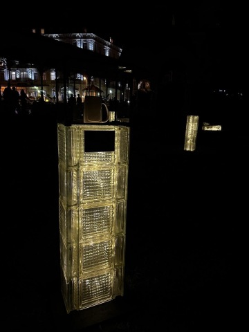 Rozsvícený sloup z luxfer, jenž posloužily jako materiál pro instalaci ve veřejném prostoru, kterou má na svědomí značka REZ design.