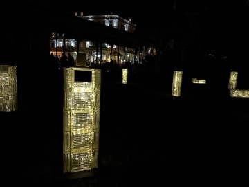 V noci efektně rozsvácený sloup z luxfer, jenž posloužily jako materiál pro instalaci ve veřejném prostoru, kterou má na svědomí značka REZ design.