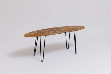 Produkt značky REZ design, Surf stolek, který vznikl spojením dekorativní desky a železného podstavce.