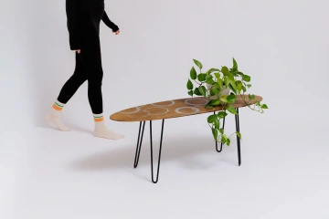 Surf tolek, jeden z produktů značky REZ design, na němž leží pokojová rostlina.