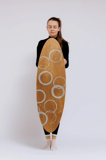 Surf tolek, jeden z cool produktů značky REZ design, umístěný v rukou figurantky.