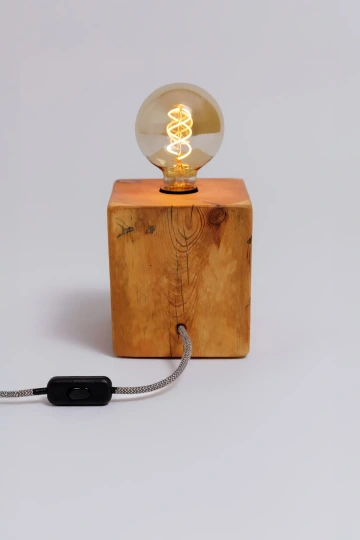 Produkt značky REZ design Stoleté světlo s elegantní textilní elektrickou šňůrou.