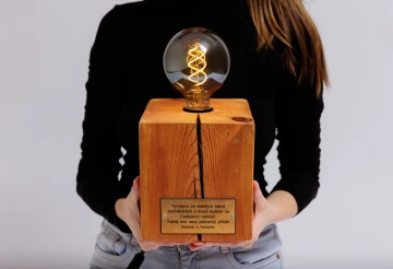 V REZ design vyrábíme a upcyklujeme nábytek a dekorace z materiálů, které jsou pro ostatní lidi odpadem.