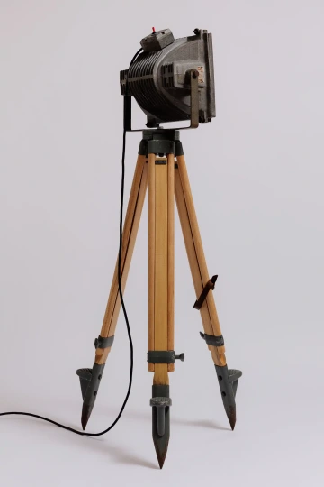 Produkt Industriální lampa české designové značky REZ design, vyfocení ze zadní strany.