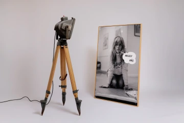 Produkt značky REZ design s názvem Industriální lampa, umístěný vedle volně stojícího obrazu.