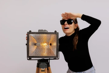 Produkt značky REZ design s názvem Industriální lampa, se kterou pózuje figurantka.