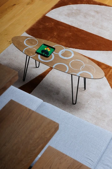 Designový artefakt s názvem Surf stolek značky REZ design.