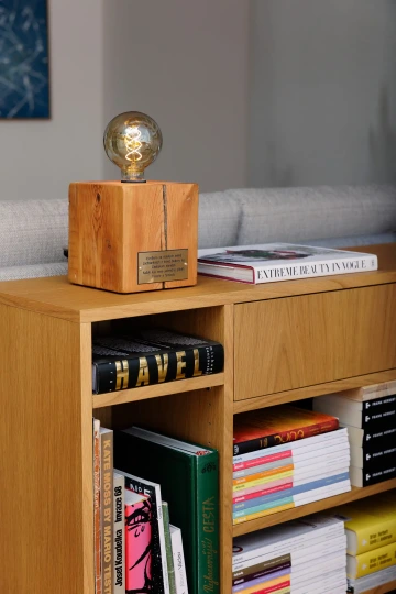 Stoleté světlo, jeden z produktů značky REZ design, umístěné v interiéru