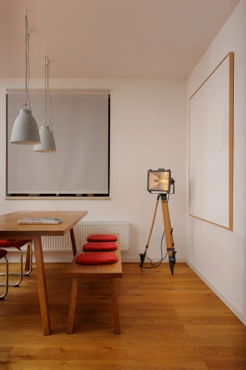 Industriální lampa, jeden z produktů značky REZ design, umístěná v interiéru