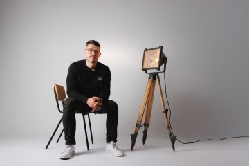 Petr Köhler upcykluje staré materiály do nových předmětů.